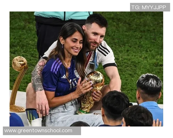 足球明星妻子怀孕甜蜜瞬间曝光幸福生活尽显温馨画面